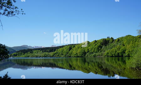 Le Lac de guery an einem sonnigen Tag im Mai - Puy-de-Dome, Frankreich Stockfoto