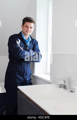 Portrait der Klempner neben Waschbecken im Badezimmer Stockfoto