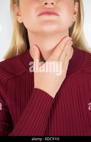 Nahaufnahme der jungen Frau mit Halsschmerzen Stockfoto