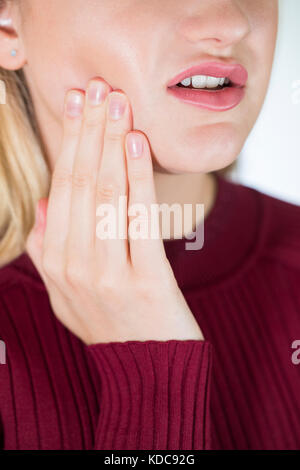 Studio in der Nähe von Frau leiden mit Zahnschmerzen Stockfoto