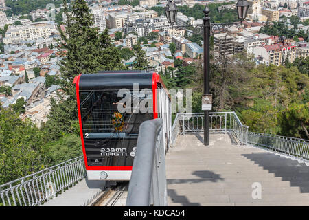 Die Standseilbahn führt auf den Berg Mtatsminda, Tiflis, Georgien, Osteuropa Stockfoto