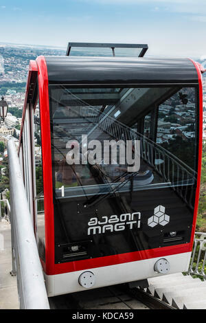 Die Standseilbahn führt auf den Berg Mtatsminda, Tiflis, Georgien, Osteuropa Stockfoto