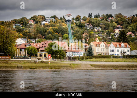 Alte Standseilbahn im Dresdner Stadtteil Loschwitz, Dresden Schwebebahn ist eine der ältesten suspension Eisenbahnen eine Hängebahn in t Stockfoto