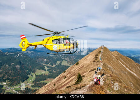 Bergrettung mit dem Hubschrauber auf dem Fellhornrücken im Kleinwalsertal/Vorarlberg. Stockfoto