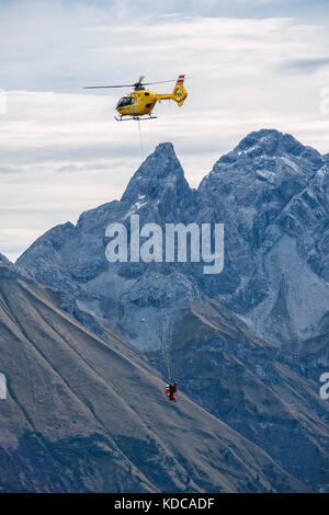 Bergrettung mit dem Hubschrauber auf dem Fellhornrücken im Kleinwalsertal/Vorarlberg. Stockfoto