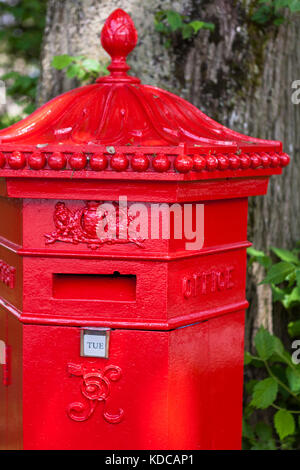 1866 Penfold sechseckige Säulenbox, The Square, Buxton, Derbyshire, England, Großbritannien Stockfoto
