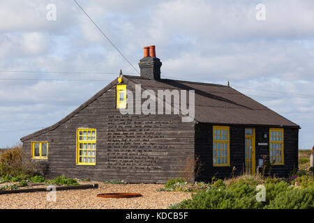 Prospect Cottage in Dungeness, Kent, Großbritannien. Es ist der Ort, an dem verstorbenen Künstler und Filmemacher Derek Jarman seine Heimat gemacht. Stockfoto