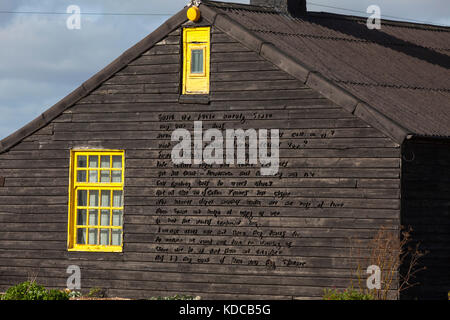 "Geschäftiger alter Narr, unrulige Sonne": John Donnes ikonisches Gedicht schmückt die Seite von Prospect Cottage, in der der verstorbene Derek Jarman, dungeness, kent, Großbritannien lebte Stockfoto