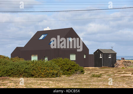 Schwarz lackiert Haus in Dungeness Strand von rodić Davidson Architekten gebaut. Dungeness, Kent, Großbritannien Stockfoto