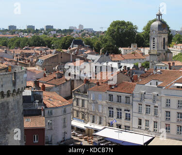 La Rochelle, Frankreich, 17. Juli 2017: Blick auf die Altstadt von La Rochelle aus St Nicholas Turm. Es ist ein historisch reiche Stadt- und Urlaubsziel. Stockfoto