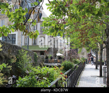 Quimper, Frankreich, 25. Juli 2017: Die grünen Straßen der Altstadt von Quimper in der Bretagne Quimper ist ein beliebtes Touristenziel, Stockfoto