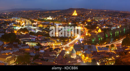 Narikala und Altstadt bei Sonnenuntergang, Tiflis, Georgien Stockfoto