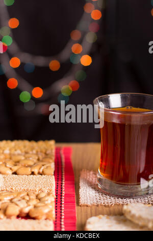 Sammlung von Bohnen Bonbons und Süßigkeiten (mawlid halawa) mit Tasse Tee - ägyptische Kultur Dessert während der Prophet Muhammad Geburtstag gegessen Stockfoto