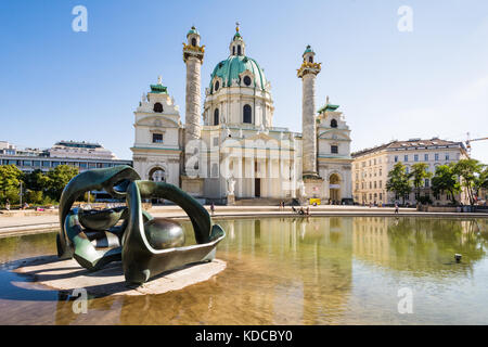 Wien, Österreich - 29 August: Touristen an der barocken Karlskirche in Wien, Österreich, am 29. August 2017. Die Kirche als den herausragenden Stockfoto