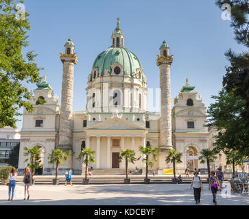 Wien, Österreich - 29 August: Touristen an der barocken Karlskirche in Wien, Österreich, am 29. August 2017. die Kirche als den herausragenden Stockfoto