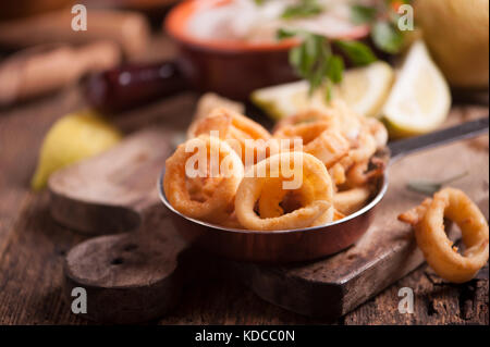 Frittierte calamari squid auf hölzernen Tisch Stockfoto