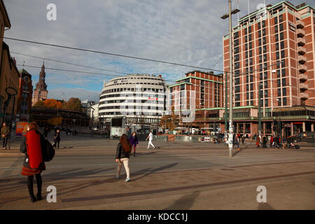 Straßenbahnlinien und eine U-Bahnstation im Zentrum von Oslo, Norwegen mit der Kathedrale auf der linken Seite Stockfoto