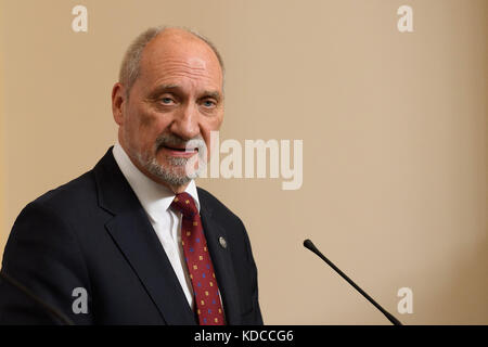 Der polnische Verteidigungsminister Antoni Macierewicz bei einer gemeinsamen Pressekonferenz mit Außenminister Boris Johnson, dem polnischen Außenminister Witold Waszczykowksi und Verteidigungsminister Sir Michael Fallon im Außenministerium in London. Stockfoto