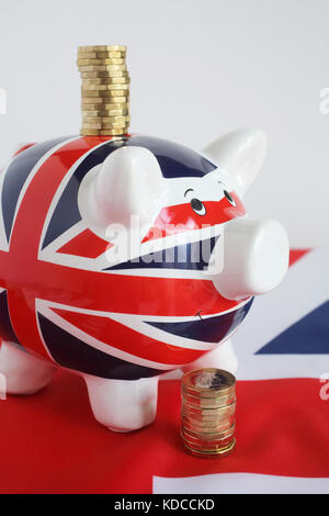 Neue britische Pfund Münzen mit einem Union Jack piggy Bank Stockfoto