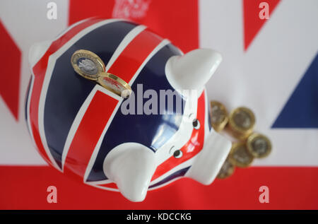 Neue britische Pfund Münzen mit einem Union Jack piggy Bank Stockfoto