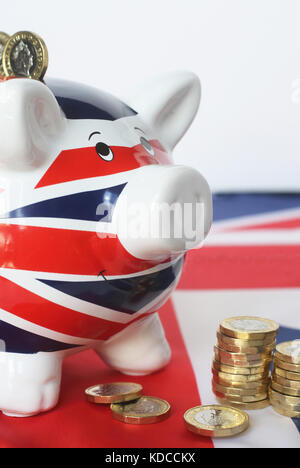 Neue britische Pfund Münzen mit einem Union Jack piggy Bank Stockfoto