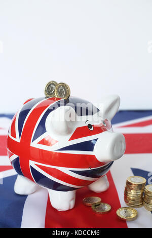 Neue britische Pfund Münzen mit einem Union Jack piggy Bank Stockfoto