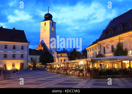 Der Rat Turm auf dem großen Platz (Piaţa Mare) in der Abenddämmerung, in Sibiu in Siebenbürgen, Rumänien Stockfoto