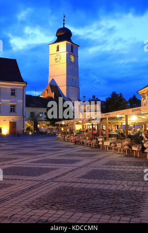 Der Rat Turm auf dem großen Platz (Piaţa Mare) in der Abenddämmerung, in Sibiu in Siebenbürgen, Rumänien Stockfoto