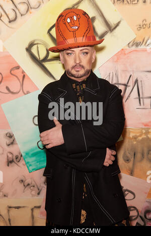 Debbie Harry gibt ihr Debüt in Großbritannien als Londoner Designer Vin & Omi ihre Kollektion konzentrierte sich hauptsächlich auf Textilien aus recyceltem Ozean- und Flussabfall, vor LFW mit: Boy George Where: London, United Kingdom When: 11 Sep 2017 Credit: Alan West/WENN.com Stockfoto