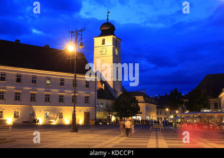 Der Rat Turm auf dem großen Platz (Piaţa Mare) in der Abenddämmerung, in Sibiu in Siebenbürgen, Rumänien Stockfoto