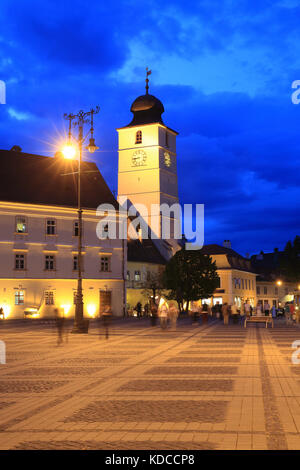 Der Rat Turm auf dem großen Platz (Piaţa Mare) in der Abenddämmerung, in Sibiu in Siebenbürgen, Rumänien Stockfoto