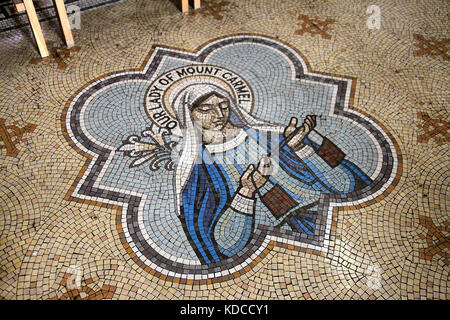 Mosaikfußboden in der Katholischen Salford Kathedrale des Hl. Johannes des Evangelisten in Greater Manchester Stockfoto