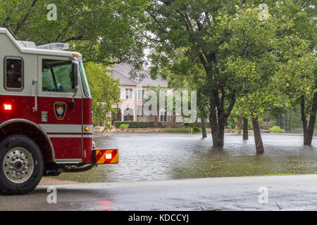 Die Ersthelfer aus Missouri City Fire Station 4 Prüfen Sie überfluteten Häusern in Houston Vorort. Emergency Services reagieren auf den Hurrikan Harvey Stockfoto