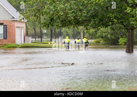 Die Ersthelfer aus Missouri City Fire Station 4 Prüfen Sie überfluteten Häusern in Houston Vorort. Emergency Services reagieren auf den Hurrikan Harvey Stockfoto