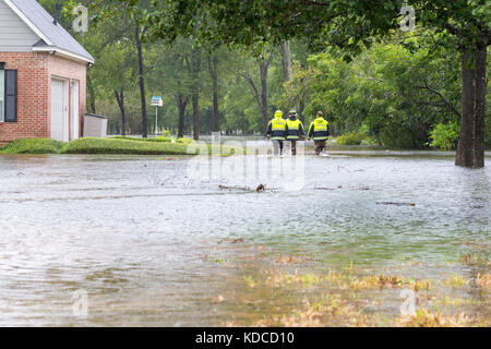 Die Ersthelfer aus Missouri City Fire Station 4 Prüfen Sie überfluteten Häusern in Houston Vorort. Emergency Services reagieren auf den Hurrikan Harvey Stockfoto