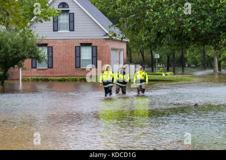 Die Ersthelfer aus Missouri City Fire Station 4 Prüfen Sie überfluteten Häusern in Houston Vorort. Emergency Services reagieren auf den Hurrikan Harvey Stockfoto