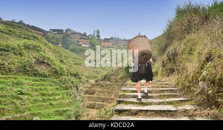 Alte Dame potter Lange ji Reis Terrasse in Guilin, China Stockfoto