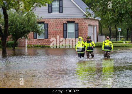 Die Ersthelfer aus Missouri City Fire Station 4 Prüfen Sie überfluteten Häusern in Houston Vorort. Emergency Services reagieren auf den Hurrikan Harvey Stockfoto