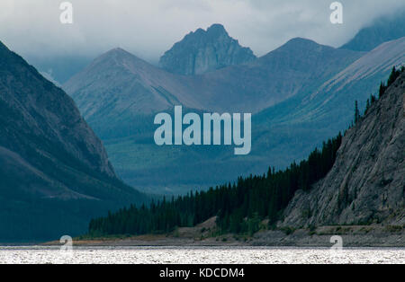 Berge sichtbar durch den Nebel im Kananaskis Country. Stockfoto