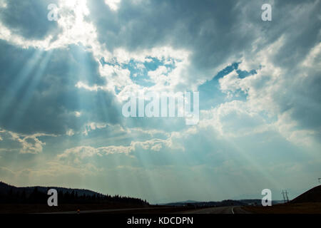 Gott - strahlen Strahlen durch die Wolken außerhalb von Kananaskis Country. Stockfoto