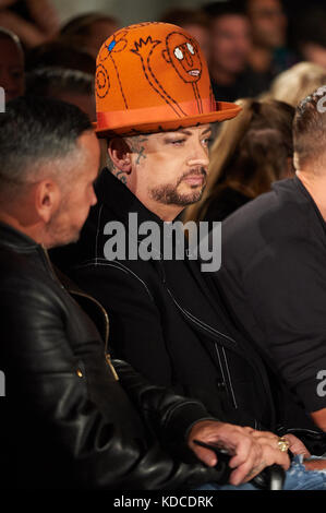 Debbie Harry gibt ihr Debüt in Großbritannien als Londoner Designer Vin & Omi ihre Kollektion konzentrierte sich hauptsächlich auf Textilien aus recyceltem Ozean- und Flussabfall, vor LFW mit: Boy George Where: London, United Kingdom When: 11 Sep 2017 Credit: Alan West/WENN.com Stockfoto