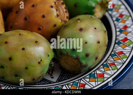 Opuntia oder feigenkaktus auf Platte, Ansicht schließen Stockfoto