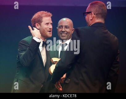 Der britische Prinz Harry (links) erhält im Namen seiner Mutter Diana, Prinzessin von Wales, von Ian Walker (rechts) und Julian La Bastide einen posthumen Vermächtnis-Preis bei den Attitude Awards in London. Stockfoto