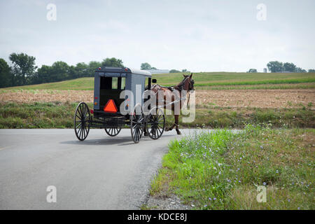 Eine alte Ordnung amish Buggy dreht sich eine Ecke in Lancaster County Pennsylvania Stockfoto