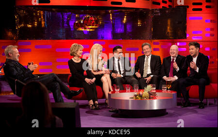 Host graham Norton mit (Zweite von links nach rechts) Jane Fonda, Nicole Kidman, Colin Farrell, Bryan Cranston, matt Lucas und Niall Horan während der Dreharbeiten der Graham norton Show im Londoner Studios, auf BBC One am Freitag Abend gelüftet zu werden. Stockfoto