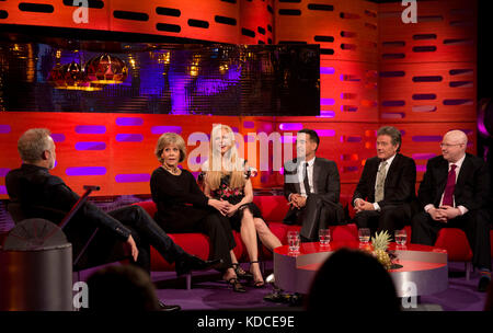 Gastgeber Graham Norton mit (von links nach rechts) Jane Fonda, Nicole Kidman, Colin Farrell, Bryan Cranston und Matt Lucas während der Dreharbeiten zur Graham Norton Show in den London Studios, die am Freitagabend auf BBC One ausgestrahlt werden. Stockfoto