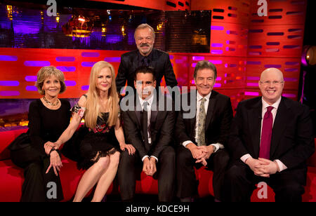 Gastgeber Graham Norton mit (von links nach rechts) Jane Fonda, Nicole Kidman, Colin Farrell, Bryan Cranston und Matt Lucas während der Dreharbeiten zur Graham Norton Show in den London Studios, die am Freitagabend auf BBC One ausgestrahlt werden. Stockfoto