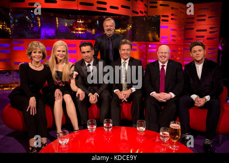 Moderator von Graham Norton mit (von links nach rechts) Jane Fonda, Nicole Kidman, Colin Farrell, Bryan Cranston, Matt Lucas und Niall Horan während der Dreharbeiten zur Graham Norton Show in den London Studios, die am Freitagabend auf BBC One ausgestrahlt werden. Stockfoto