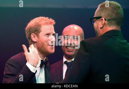 Prinz Harry (links) erhält im Namen seiner Mutter Diana, Prinzessin von Wales, von Ian Walker (rechts) und Julian La Bastide einen posthumen Vermächtnis-Preis bei den Attitude Awards in London. Stockfoto