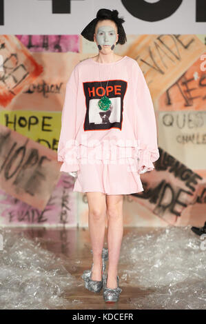 Debbie Harry gibt ihr Debüt in Großbritannien als Londoner Designer Vin & Omi ihre Kollektion konzentrierte sich hauptsächlich auf Textilien aus recyceltem Kunststoff aus Ozean und Fluss, vor LFW mit: Model Where: London, United Kingdom When: 11 Sep 2017 Credit: Alan West/WENN.com Stockfoto